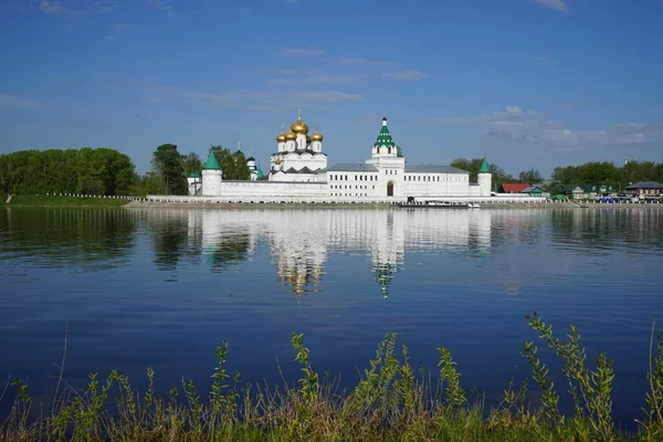 Ipatiev Monastery Reflected Volga Kostroma — Stock Photo, Image