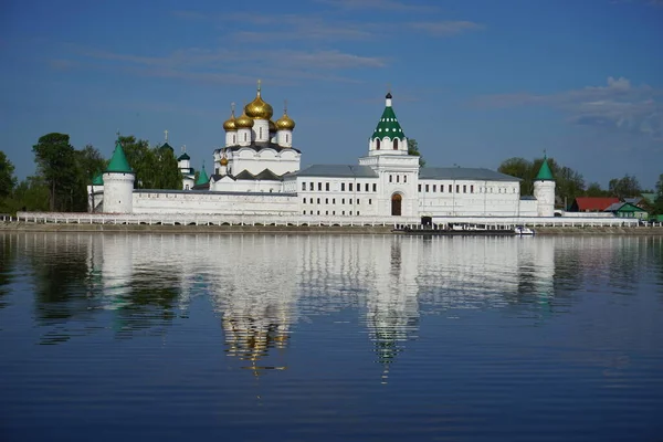 Монастир Іпатьєва Відображений Волзі Кострома — стокове фото