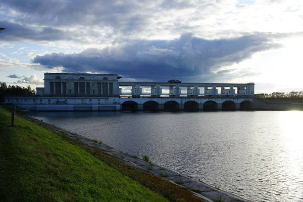 Uglich Vattenkraftverk Vid Solnedgången Ryssland Sommar — Stockfoto