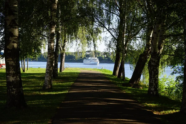 Gränd Genom Träden Som Leder Till Fartyget Volga — Stockfoto