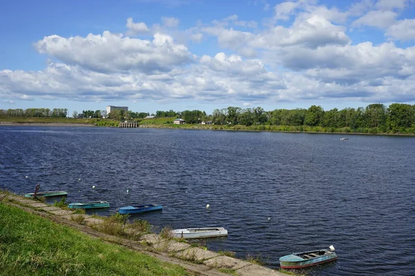 夏天伏尔加河上的小船 — 图库照片