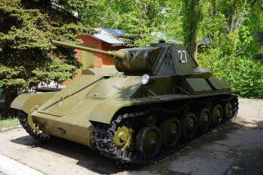 Saratov 'daki Sokolovaya Gora' daki Zafer Parkı 'ndaki ağaçların arasında eski bir tank. Rusya
