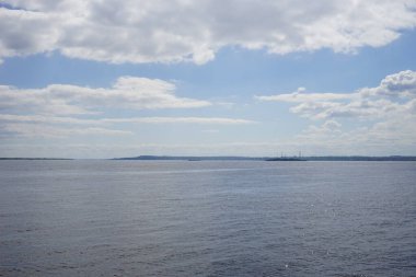 Saratov şehrindeki Volga Nehri. Bahar. Rusya