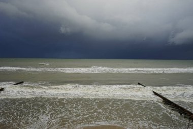 Bulutlu bir sonbahar gününde baltika