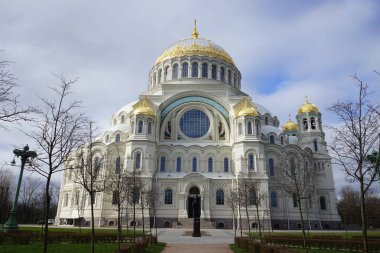 Kronstadt 'taki Donanma Nikolsky Katedrali. Bahar