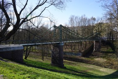 Kronstadt 'taki Petrovsky vadisinde Makarovsky Köprüsü. Bahar