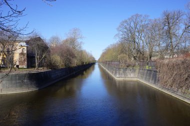 Kronstadt şehrinde ilkbaharda bir baypas kanalı.