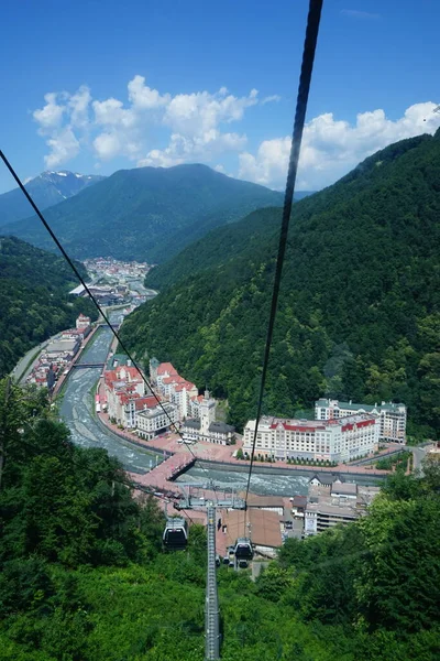 Widok Kurort Rosa Khutor Kolejki Linowej Lato — Zdjęcie stockowe