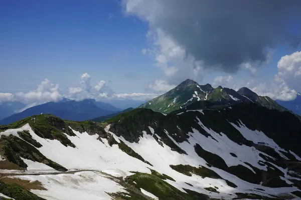 Gunung Hijau Yang Indah Dengan Salju Latar Belakang Awan Rosa — Stok Foto