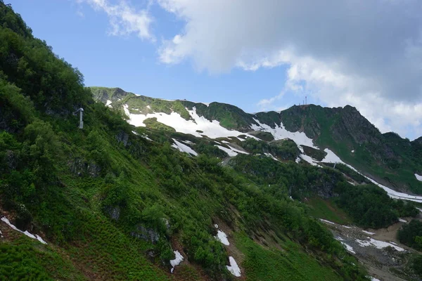 Красивые Зеленые Горы Снегом Фоне Облаков Роза Хутор Лето — стоковое фото