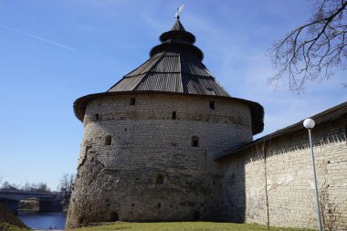 Pskov Krom 'un duvarları ve kuleleri. Bahar. Rusya