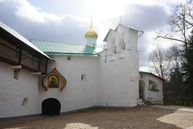 Pskov-Pechersky manastırının duvarları. Bahar. Rusya