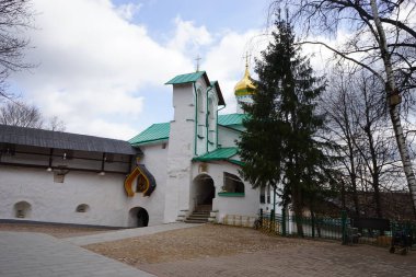 Pskov-Pechersky manastırının duvarları. Bahar. Rusya