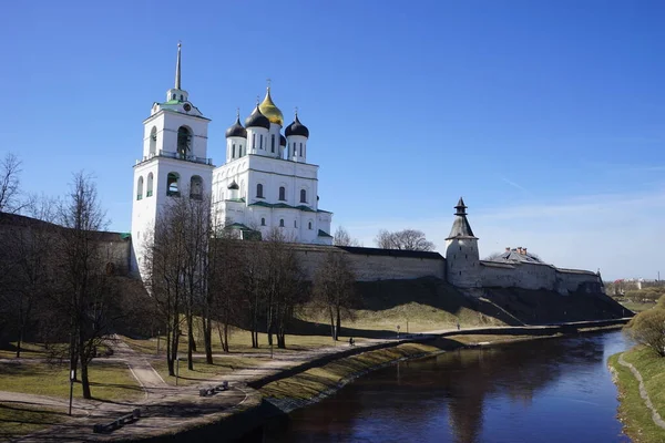 Treenighetskatedralen Pskov Krom Våren Ryssland — Stockfoto