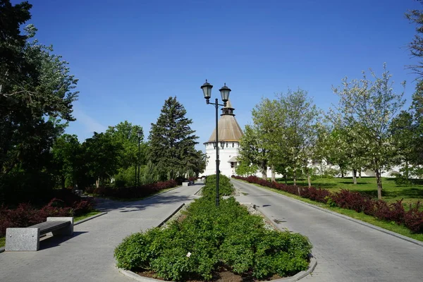 Sentiero Con Lanterne Torre Del Cremlino Astrakhan Primavera Russia — Foto Stock