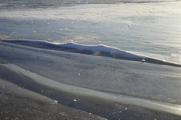 얼어붙은 에이스는 도로처럼 보인다 — 스톡 사진