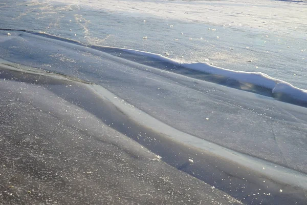 얼어붙은 연못에 얼음은 도로처럼 생겼다 — 스톡 사진