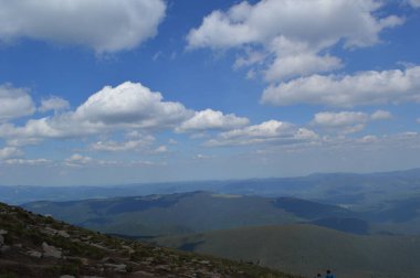 Ukrayna 'nın en yüksek dağı, Hoverla dağı, 2061 metre.