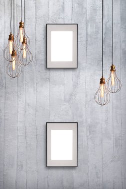 Dekoratif taş duvar, boş çerçeve, modern lamba ve iç tasarım.