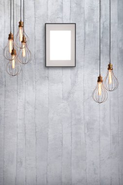 Dekoratif taş duvar, boş çerçeve, modern lamba ve iç tasarım.