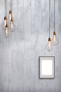 Dekoratif taş duvar, boş çerçeve, modern lamba ve iç tasarım.