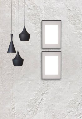 Dekoratif taş duvar, boş çerçeve, modern lamba ve iç tasarım.