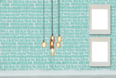 Yeni yeşil dekoratif tuğla duvar, boş çerçeve, modern lamba ve iç tasarım. ahşap zemin