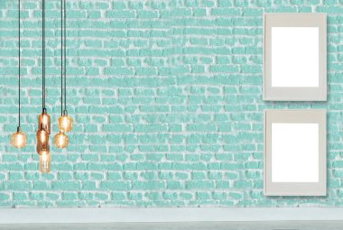 Yeni yeşil dekoratif tuğla duvar, boş çerçeve, modern lamba ve iç tasarım. ahşap zemin