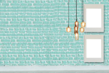 Yeni yeşil dekoratif tuğla duvar, boş çerçeve, modern lamba ve iç tasarım. ahşap zemin