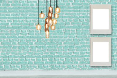 Yeni yeşil dekoratif tuğla duvar, boş çerçeve, modern lamba ve iç tasarım. ahşap zemin