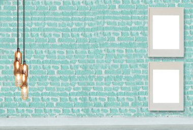 Yeni yeşil dekoratif tuğla duvar, boş çerçeve, modern lamba ve iç tasarım. ahşap zemin