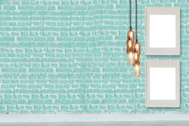 Yeni yeşil dekoratif tuğla duvar, boş çerçeve, modern lamba ve iç tasarım. ahşap zemin