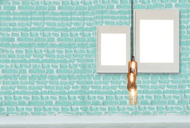 yeşil dekoratif tuğla duvar, boş çerçeve, modern lamba ve iç tasarım. ahşap zemin