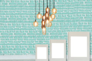 yeşil dekoratif tuğla duvar, boş çerçeve, modern lamba ve iç tasarım. ahşap zemin