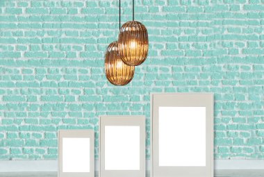 yeşil dekoratif tuğla duvar, boş çerçeve, modern lamba ve iç tasarım. ahşap zemin