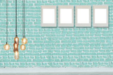 yeşil dekoratif tuğla duvar, boş çerçeve, modern lamba ve iç tasarım. ahşap zemin