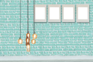 yeşil dekoratif tuğla duvar, boş çerçeve, modern lamba ve iç tasarım. ahşap zemin