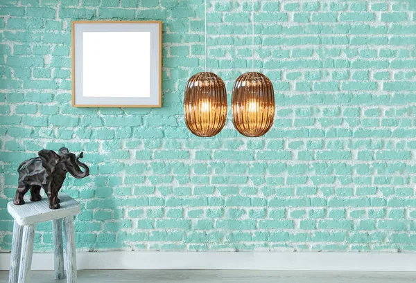 装飾レンガの石の壁 空のフレーム モダンなランプとインテリアデザイン 木製の床 — ストック写真
