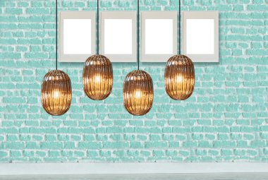 yeşil dekoratif tuğla duvar, boş çerçeve, modern lamba ve iç tasarım