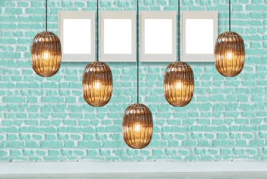 yeşil dekoratif tuğla duvar, boş çerçeve, modern lamba ve iç tasarım