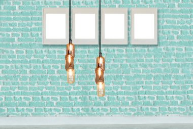 yeşil dekoratif tuğla duvar, boş çerçeve, modern lamba ve iç tasarım