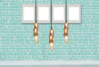 yeşil dekoratif tuğla duvar, boş çerçeve, modern lamba ve iç tasarım
