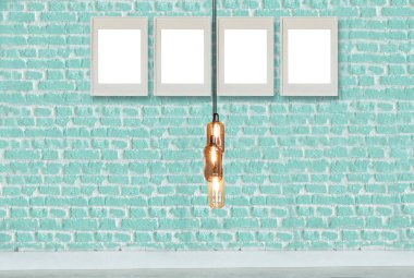 yeşil dekoratif tuğla duvar, boş çerçeve, modern lamba ve iç tasarım