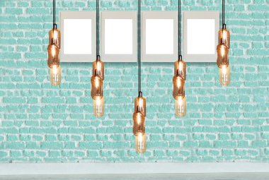 yeşil dekoratif tuğla duvar, boş çerçeve, modern lamba ve iç tasarım