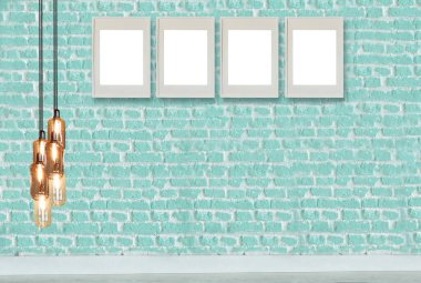 yeşil dekoratif tuğla duvar, boş çerçeve, modern lamba ve iç tasarım