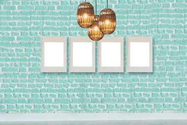 yeşil dekoratif tuğla duvar, boş çerçeve, modern lamba ve iç tasarım
