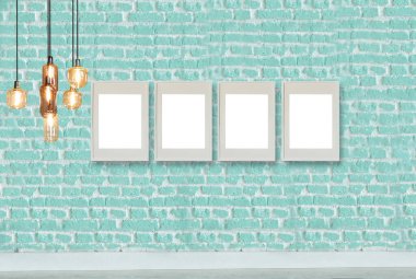 yeşil dekoratif tuğla duvar, boş çerçeve, modern lamba ve iç tasarım