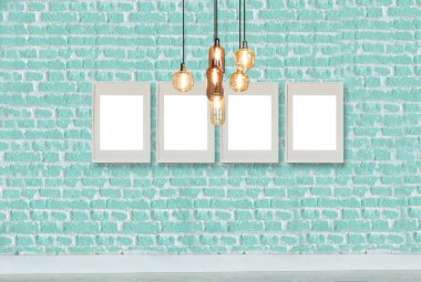 yeşil dekoratif tuğla duvar, boş çerçeve, modern lamba ve iç tasarım