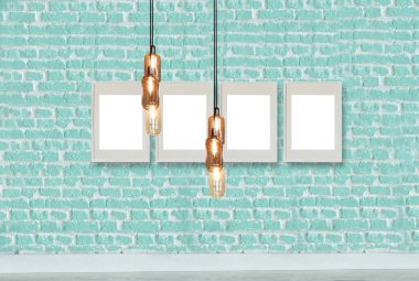 yeşil dekoratif tuğla duvar, boş çerçeve, modern lamba ve iç tasarım