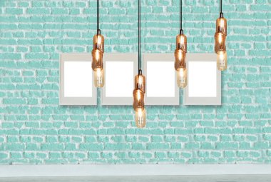yeşil dekoratif tuğla duvar, boş çerçeve, modern lamba ve iç tasarım